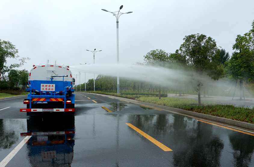 東風(fēng)專底13方灑水車頂噴功能演示